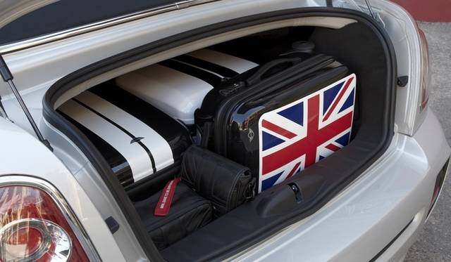<strong>MINI Roadster｜ミニ・ロードスター</strong>　オープンながらも小旅行程度には心配ない容量