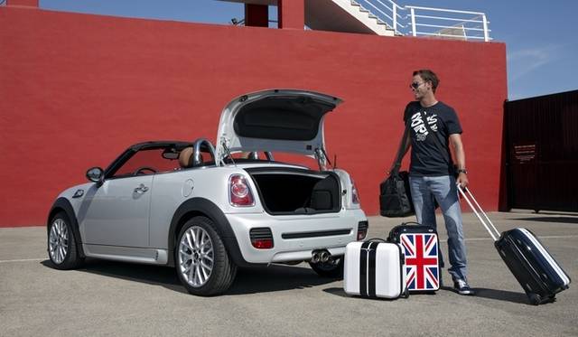 <strong>MINI Roadster｜ミニ・ロードスター</strong>　オープンながらも小旅行程度には心配ない容量