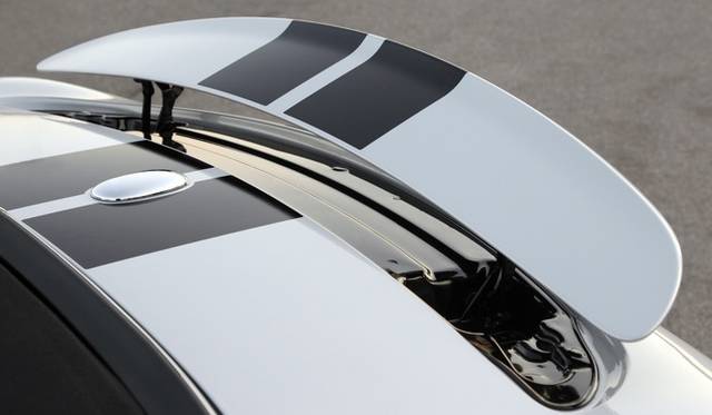 <strong>MINI Roadster｜ミニ・ロードスター</strong>　ミニ・クーペと同様に、80km/hを超えると自動的に上昇するアクティブ・リア・スポイラーを採用