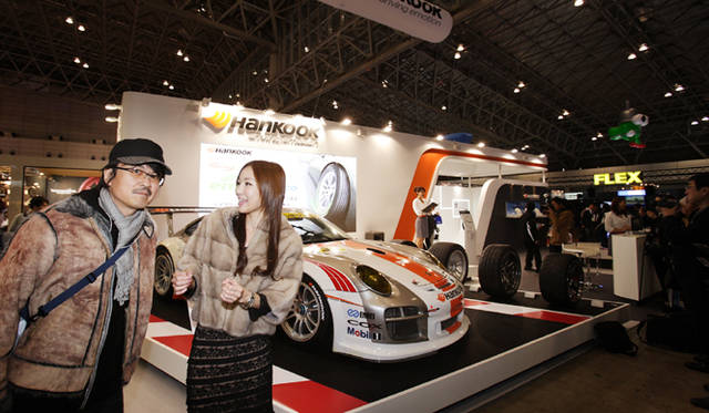 東京オートサロン2012｜<strong>ハンコックタイヤ</strong>　草一「ハンコック（韓国）の名のとおり韓国のタイヤメーカーですね。レースでタイムだすならハンコックなんていう説もあった。」