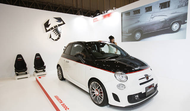 東京オートサロン2012｜<strong>Abarth 500C esseesse KONI｜アバルト500CエッセエッセKONI</strong>　久美子「草一さん、アバルトといえば？」　草一「フェラーリももってるよ感？ですか。下駄でこれ使ってるよって。」