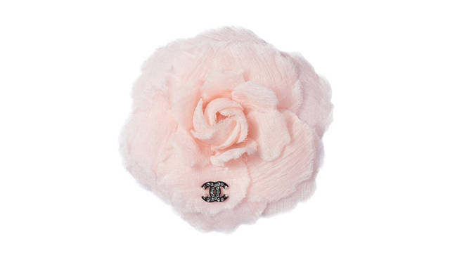 <strong>CHANEL｜シャネル</strong>　バレンタインコレクション　カメリアのブローチ　9万7650円　©CHANEL