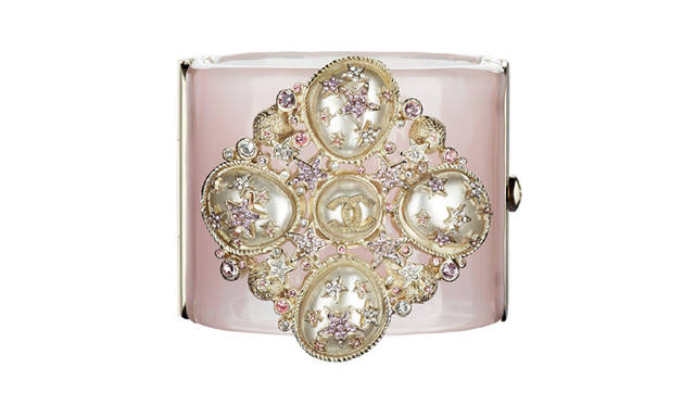 <strong>CHANEL｜シャネル</strong>　バレンタインコレクション　パール付きバングル　29万8200円　©CHANEL