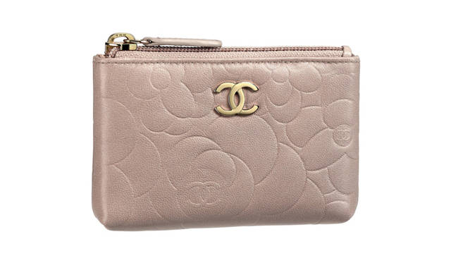 <strong>CHANEL｜シャネル</strong>　バレンタインコレクション　レザーキーホルダー　4万7250円　©CHANEL