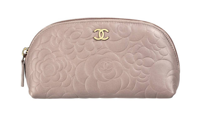 <strong>CHANEL｜シャネル</strong>　バレンタインコレクション　レザーケース　6万7200円　©CHANEL