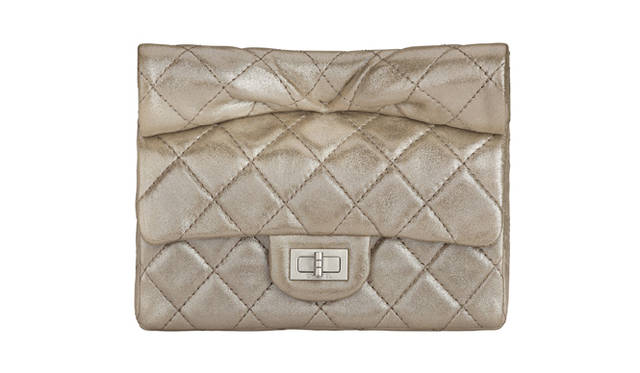 <strong>CHANEL｜シャネル</strong>　バレンタインコレクション　レザークラッチ　18万9000円　©CHANEL