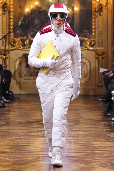 <strong>MONCLER GAMME BLEU｜モンクレール ガム・ブルー</strong><br />モンクレールのスポーツテイストとトム・ブラウンのテイラリングが見事に融合され、2008年のデビューよりつねに挑戦的なファッションを提案する「モンクレール ガム・ブルー」。今回のコンセプトは、「F1カーレース」。レースカーの装備からインスパイアされたジャンプスーツ、キルティングのジャケットなどがラインナップ。裾に向かって広がるフレアシルエット、裾の折り返しの伸縮性のあるリブ仕様、ダウンを使ったキルティングというトラウザーズはとくに印象的。©MONCLER