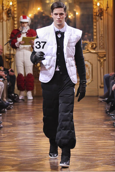 <strong>MONCLER GAMME BLEU｜モンクレール ガム・ブルー</strong>　©MONCLER