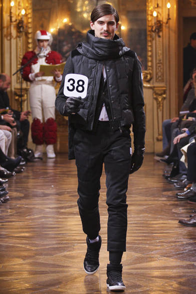 <strong>MONCLER GAMME BLEU｜モンクレール ガム・ブルー</strong>　©MONCLER