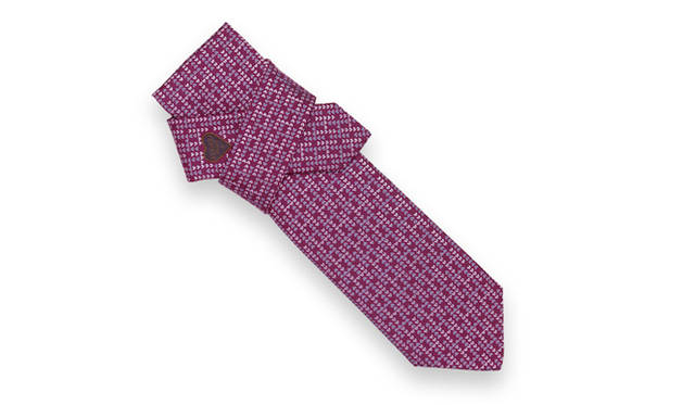 <strong>HERMÈS│エルメス</strong>　メッセージ・タイ 「H IN LOVE」（幅8cm）2万3100円　©Studio des Fleurs