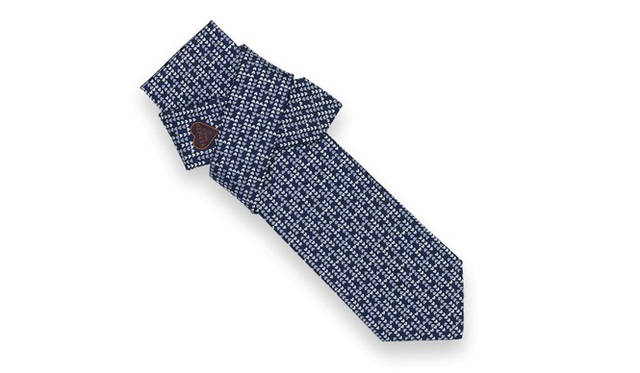 <strong>HERMÈS│エルメス</strong>　メッセージ・タイ 「H IN LOVE」（幅8cm）2万3100円　©Studio des Fleurs