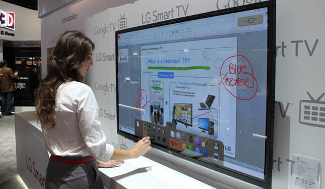<strong>世界最大の家電見本市　CES 2012 現地レポート</strong>　LGのスマートテレビ。4～5mmという薄さは驚異的だ。