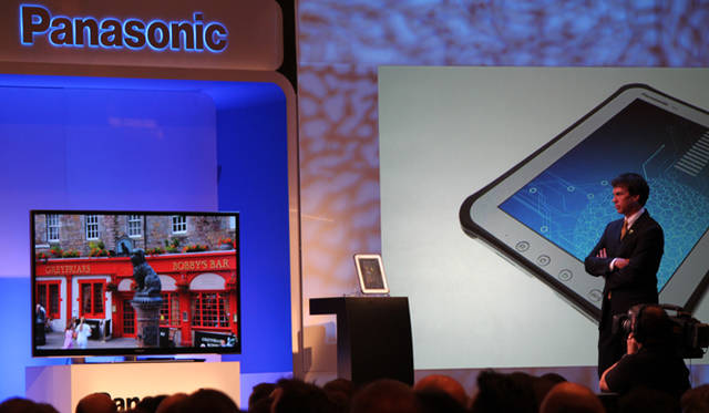 <strong>世界最大の家電見本市　CES 2012 現地レポート</strong>　パナソニックは、タブレットなどの周辺機器とテレビとの連携をアピール。