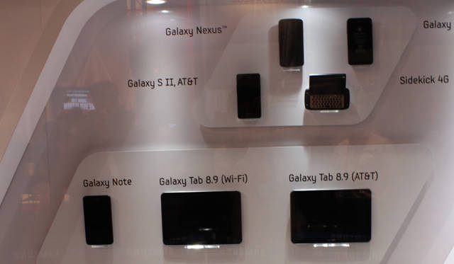 <strong>世界最大の家電見本市　CES 2012 現地レポート</strong>　サムスンの電子のタブレット、Galaxyにはさまざまなサイズが揃う。