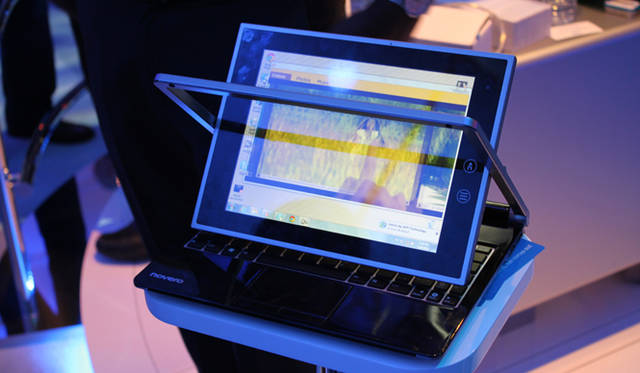 <strong>世界最大の家電見本市　CES 2012 現地レポート</strong>　折りたたみ型からタブレットに変形するコンセプトノート。