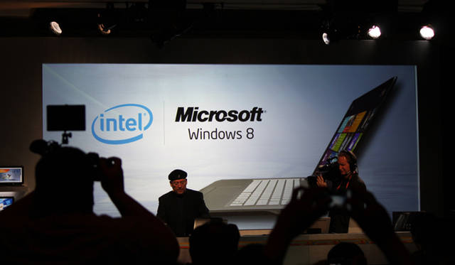 <strong>世界最大の家電見本市　CES 2012 現地レポート</strong>　インテルは年末にも登場するという、Windows 8のデモを実施。