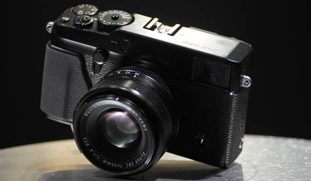 <strong>世界最大の家電見本市　CES 2012 現地レポート</strong>　かねてより予告されていたフジフィルムの小型一眼カメラ。