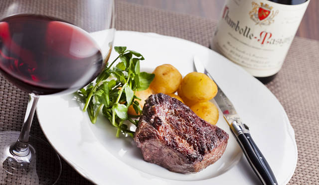 <strong>レストラン『ヌッフデュパプ 六本木』</strong>　熟成庫より もりおか短角牛 ランプの炭火焼150g 3500円 