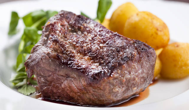 <strong>レストラン『ヌッフデュパプ 六本木』</strong>　熟成庫より もりおか短角牛 ランプの炭火焼150g 3500円