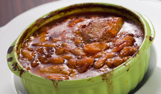 <strong>レストラン『ヌッフデュパプ 六本木』</strong>　カスレ 白金豚肩ロースと鴨のコンフィ トゥールーソーセージ 2400円 