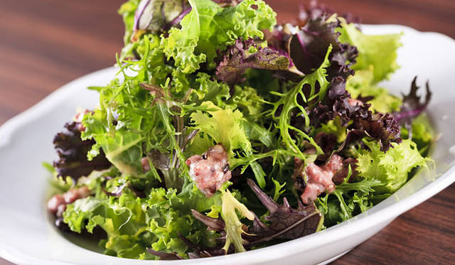 <strong>レストラン『ヌッフデュパプ 六本木』</strong>　佐々恵農園のサラダ 雑穀のヴィネグレット 900円 