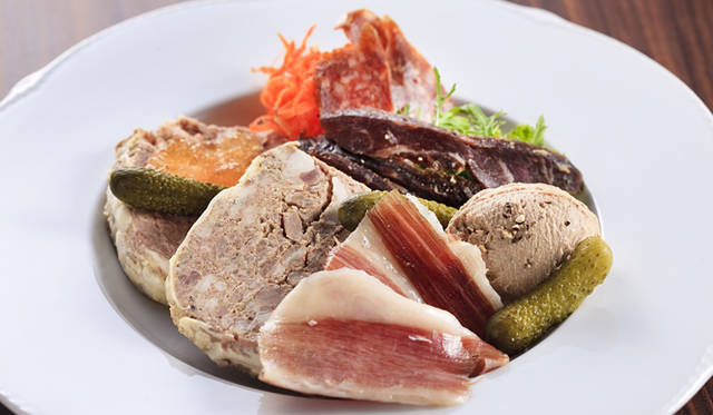 <strong>レストラン『ヌッフデュパプ 六本木』</strong>　自家製シャルキュトリー盛り合わせ 1800円 