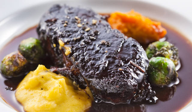 <strong>レストラン『ヌッフデュパプ 六本木』</strong>　短角牛の山の木ブドウ煮込み 2500円 