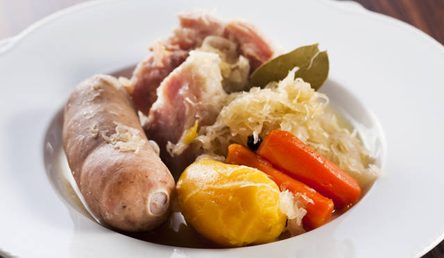 <strong>レストラン『ヌッフデュパプ 六本木』</strong>　白金豚骨付きロース肉のシュークルート 3500円 