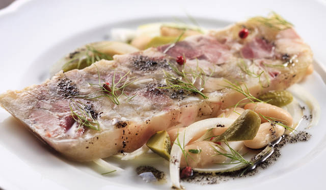 <strong>レストラン『ヌッフデュパプ 六本木』</strong>　麦香豚のフロマージュ・ド・テート 香茸のヴィネグレット 900円 