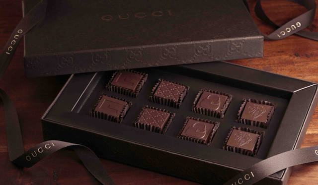 <strong>GUCCI│グッチ</strong>　ニューグッチチョコレート　既存のビターに、エスプレッソ、プラリネ、アールグレイのあたらしい3フレーバーが追加された。　8個入り　3150円