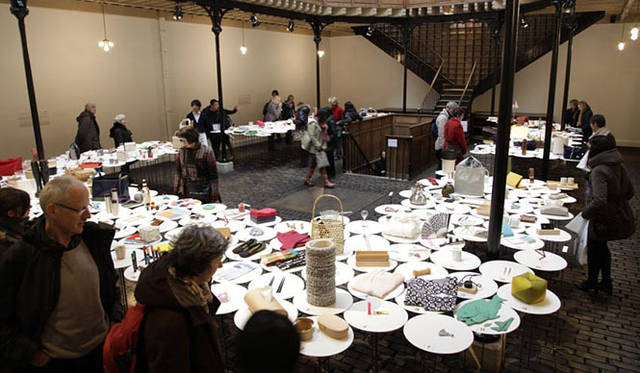 <strong>パリ「365日 Chariming Everyday Things」</strong>　ギャラリーに入って1階は、2012年の日めくりカレンダーに沿って1日1日セレクトされた365の品々をじっくりと見ていただくエキシビションスペース。