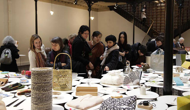 <strong>パリ「365日 Chariming Everyday Things」</strong>　アイテムがひとつひとつ白いプレートに載せられて、1年365日が連なる風景。