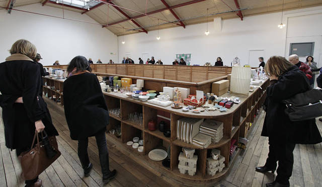 <strong>パリ「365日 Chariming Everyday Things」</strong>　2階はショップスペース。