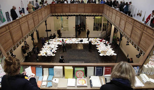 <strong>パリ「365日 Chariming Everyday Things」</strong>　吹き抜けの部分にぐるりと一周している棚をうまく利用して、膨大なジャンルにおよぶアイテムを、バイヤーの山田 遊氏（method）が細やかに編集。