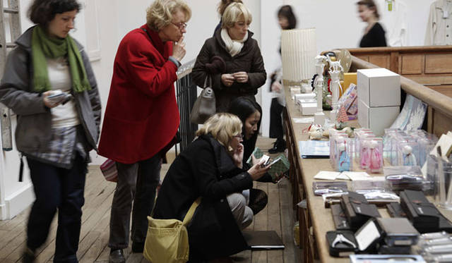 <strong>パリ「365日 Chariming Everyday Things」</strong>　パリのひとたちは、ステーショナリー、キッチン用品などの機能的なアイテムや、ほうきなどの掃除道具、草履、張り子の玩具といった日本に昔からあるアイテムやそれらをモダナイズしたアイテムなどにとくに興味があるよう。