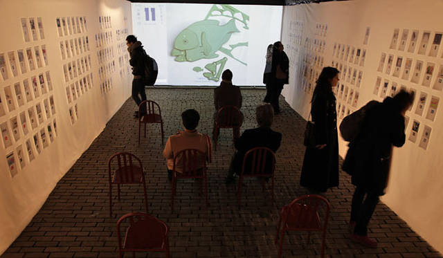 <strong>パリ「365日 Chariming Everyday Things」</strong>　地下には映像で情報を見ていただけるスペースがあります。