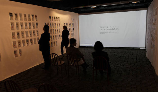 <strong>パリ「365日 Chariming Everyday Things」</strong>　プロジェクターの両脇には、アートディレクターの服部一成氏がデザインした日めくりカレンダーを1ページずつ展示。