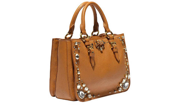 <strong>MIU MIU｜ミュウミュウ</strong>　トートバッグ [W28×H21.5×D7cm] 22万4700円（予定価格）