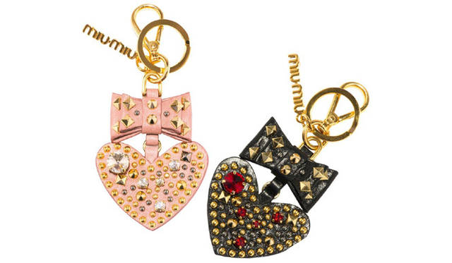 <strong>MIU MIU｜ミュウミュウ</strong>　キーチャーム 2万9400円（予定価格）