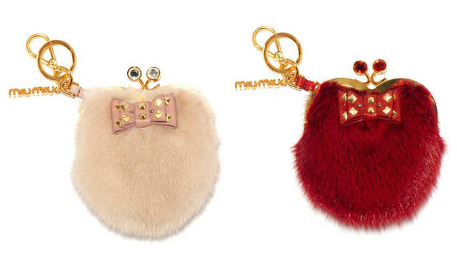 <strong>MIU MIU｜ミュウミュウ</strong>　コインケースチャーム　7万8750円（予定価格）