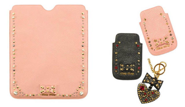 <strong>MIU MIU｜ミュウミュウ</strong>　iPadケース[W21×H24.5cm]　4万4100円、iPodケース[W8×H12cm]　2万6250円（予定価格）
