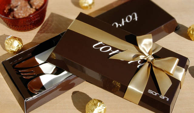 <strong>sorani｜ソラニ</strong>　「sorani torori ホワイト＋チョコ」3990円　サイズ｜フォーク約185×28mm、ナイフ約185×20mm、スプーン約185×38mm　生産地｜日本、素材｜陶器。