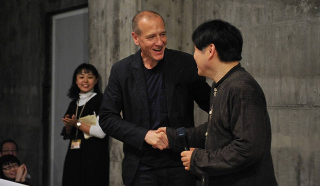 <strong>クリスチャン・マークレー ＆ 巻上公一 ショートインタビュー</strong>