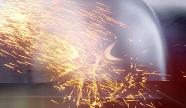 <strong>Porsche 911｜ポルシェ 911</strong>　この火花、この信念、細胞のひとつひとつ、エンジニアリング　それが僕らだ。