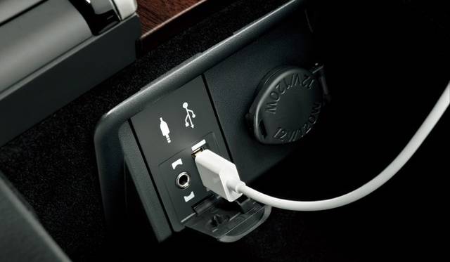 <strong>LEXUS GS｜レクサスGS</strong>　イルミネーション付きのUSB/AUX入力端子が備わる