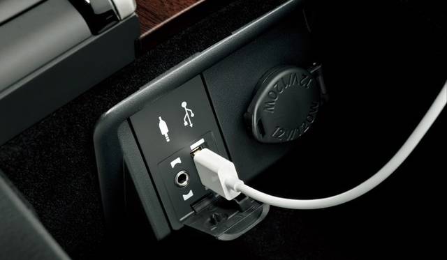 <strong>LEXUS GS｜レクサスGS</strong>　イルミネーション付きのUSB/AUX入力端子が備わる