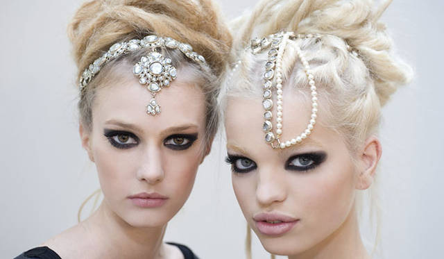 <strong>CHANEL｜シャネル</strong>　2011-12 シャネル メティエダール・コレクション「パリ-ボンベイ」　© CHANEL 2011