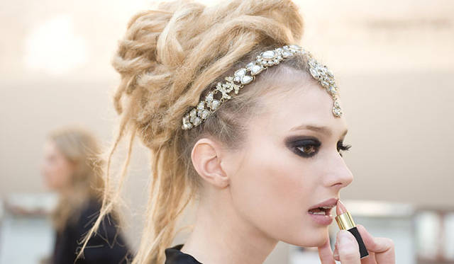 <strong>CHANEL｜シャネル</strong>　2011-12 シャネル メティエダール・コレクション「パリ-ボンベイ」　© CHANEL 2011