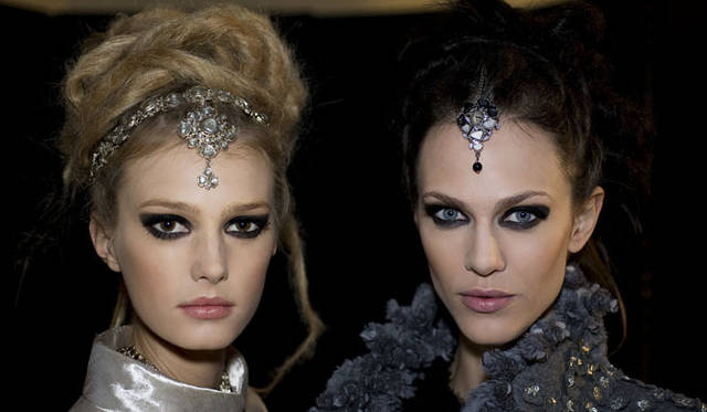 <strong>CHANEL｜シャネル</strong>　2011-12 シャネル メティエダール・コレクション「パリ-ボンベイ」　© CHANEL 2011