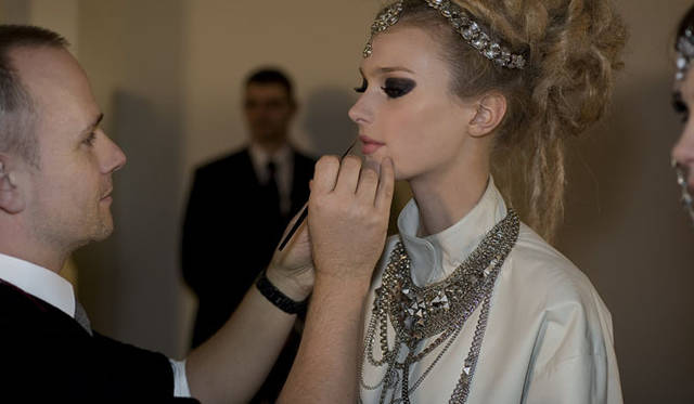 <strong>CHANEL｜シャネル</strong>　2011-12 シャネル メティエダール・コレクション「パリ-ボンベイ」　© CHANEL 2011